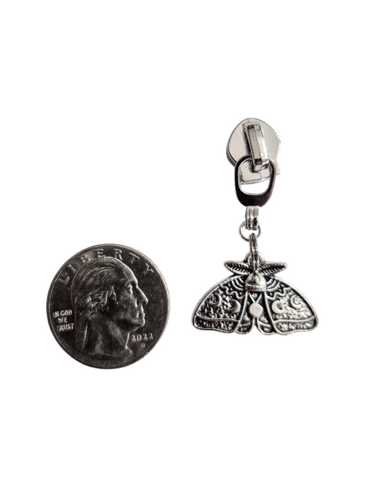 Mothy Zipper Pull